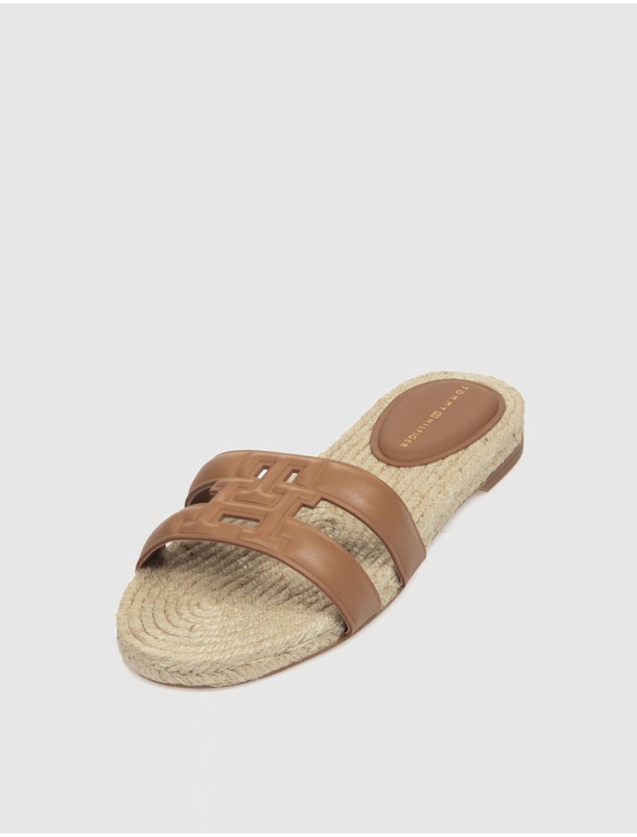 SANDALIA TOMMY HILFIGER TH EMBOSS FLAT ESP SANDAL CUERO