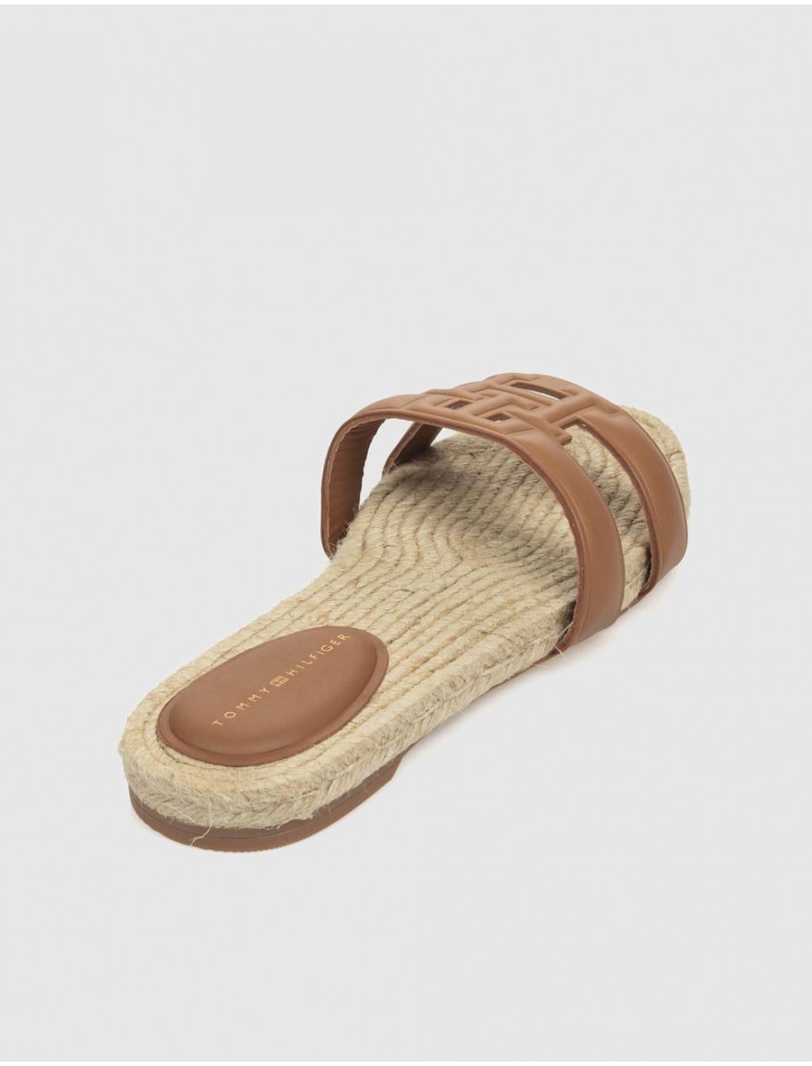 SANDALIA TOMMY HILFIGER TH EMBOSS FLAT ESP SANDAL CUERO