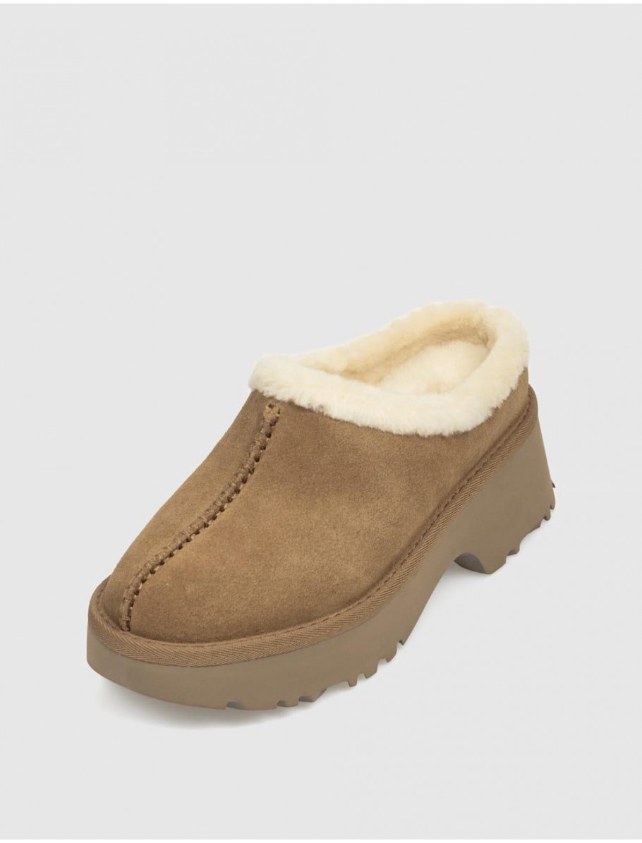 ZUECO UGG NEW HEIGHTS COZY CLOG CUERO