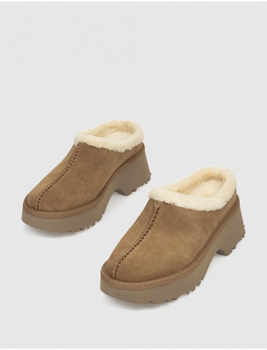 ZUECO UGG NEW HEIGHTS COZY CLOG CUERO