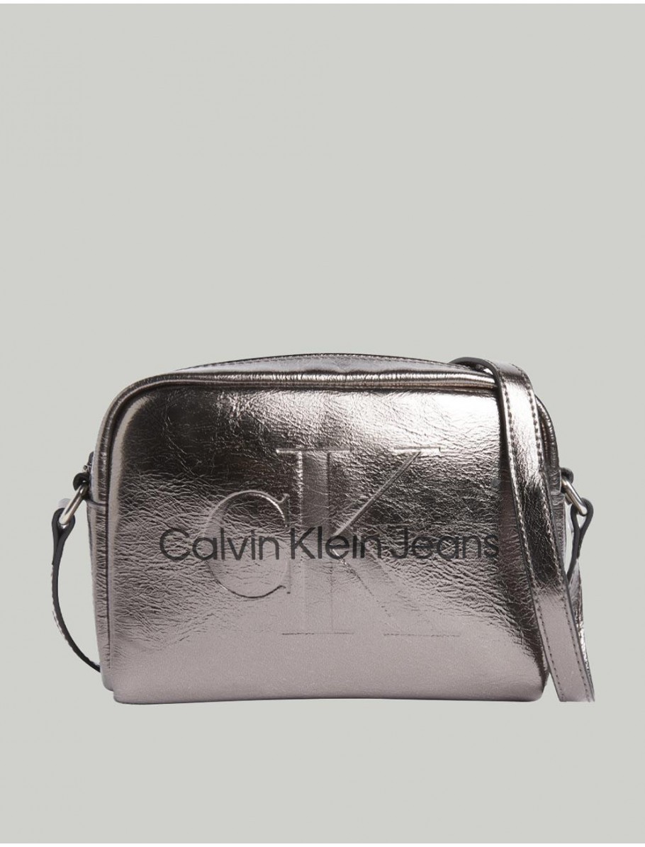 BOLSO CALVIN KLEIN SCULPTED CAMERA BAG TUM PLATA