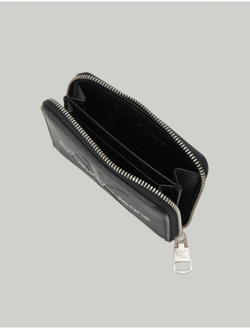 CARTERA CALVIN KLEIN SCULPTED MED ZIP AROUND NEGRO