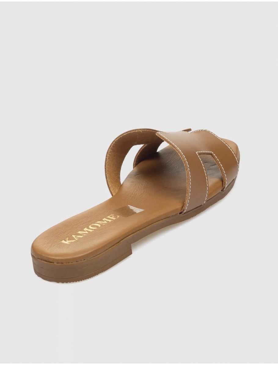 SANDALIA KAMOME ALAIA MARRoN