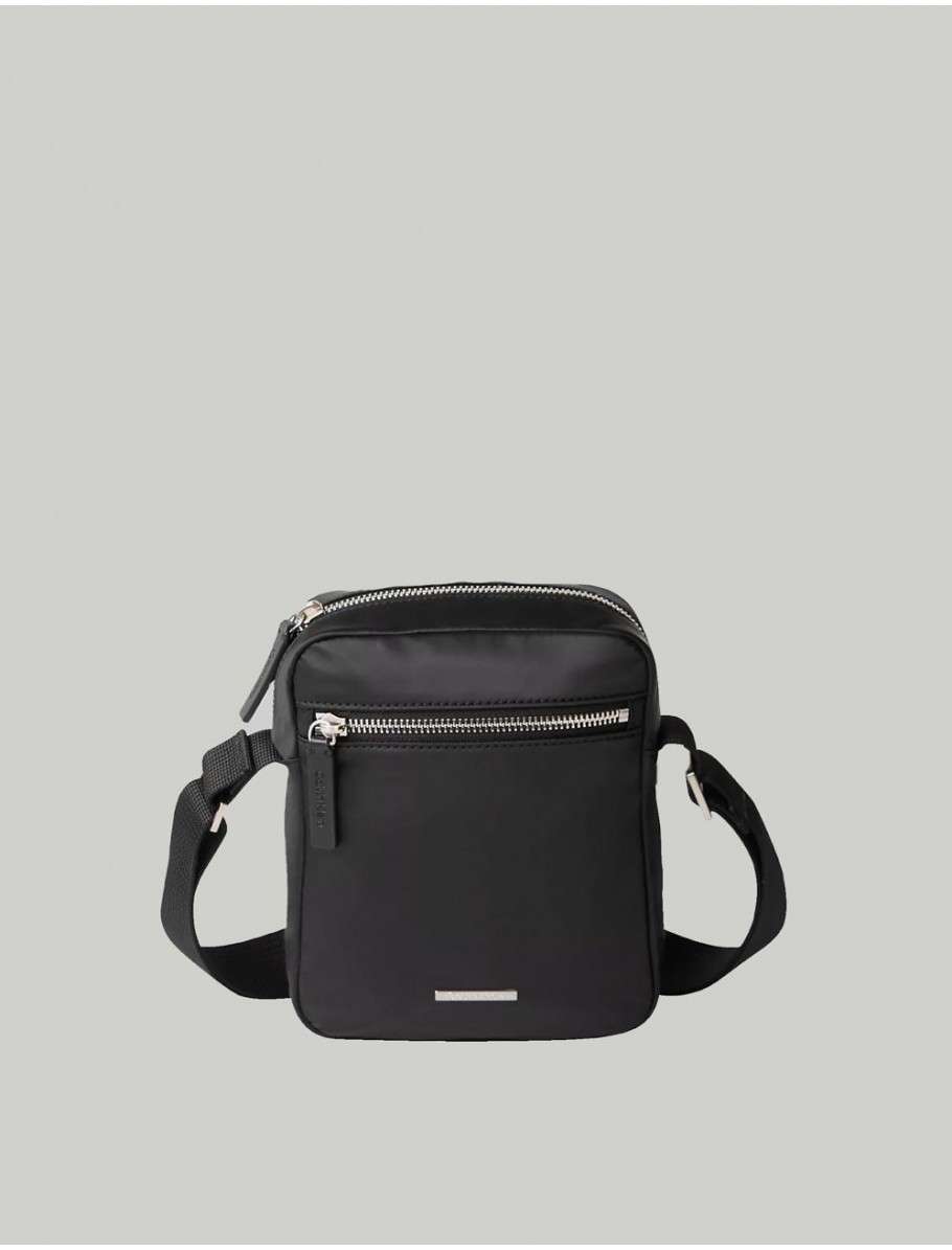 BANDOLERA CALVIN KLEIN SLEEK NYLON REPORTER NEGRO