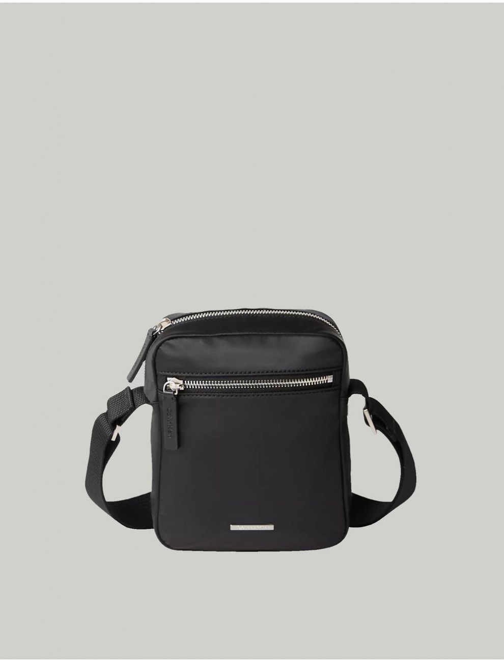 BANDOLERA CALVIN KLEIN SLEEK NYLON REPORTER NEGRO