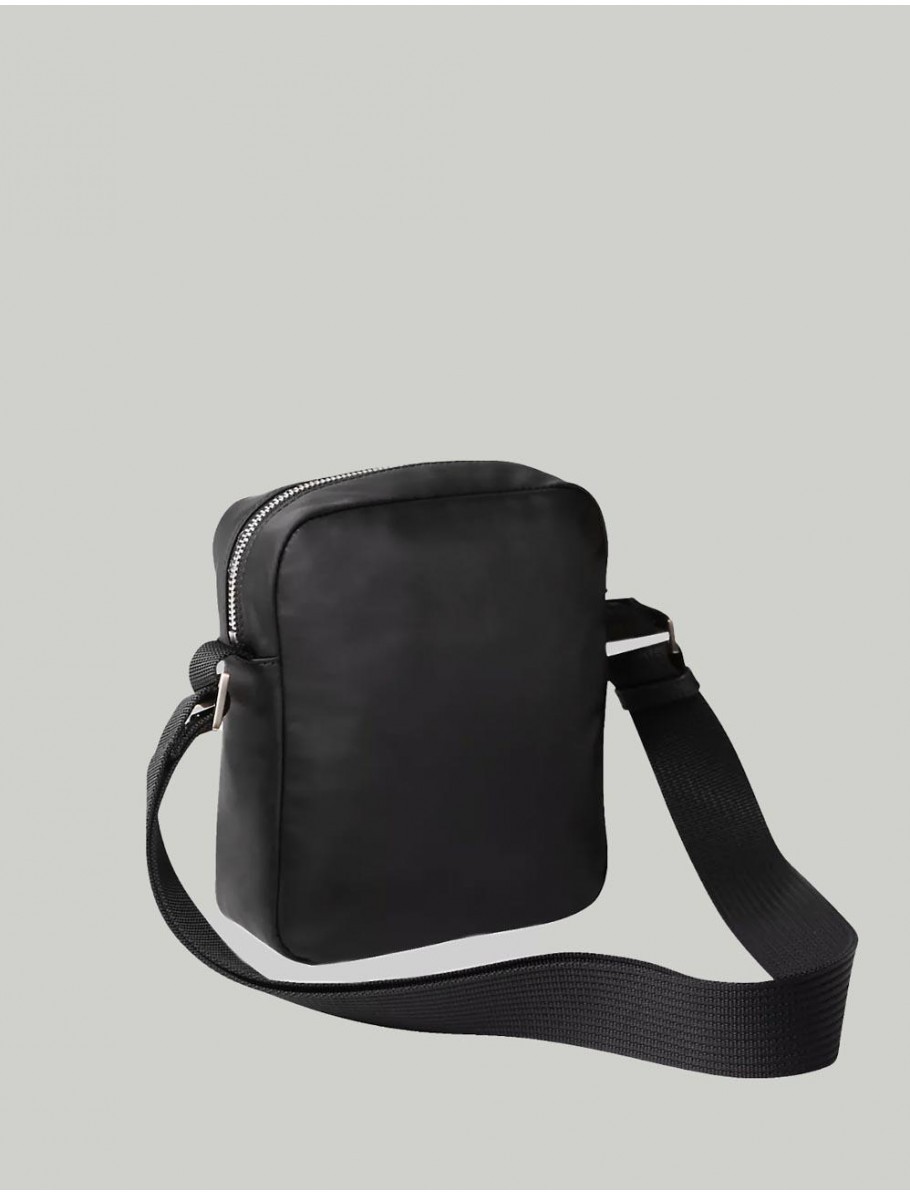 BANDOLERA CALVIN KLEIN SLEEK NYLON REPORTER NEGRO