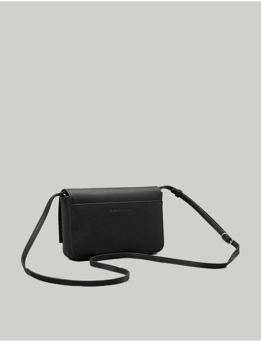 BOLSO CALVIN KLEIN SCULPTED EW FLAP PHONECB MONO NEGRO