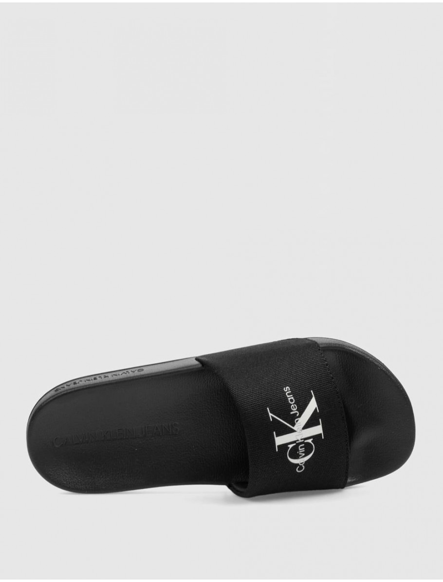 CHANCLA CALVIN KLEIN SLIDE MONOGRAM WN NEGRO