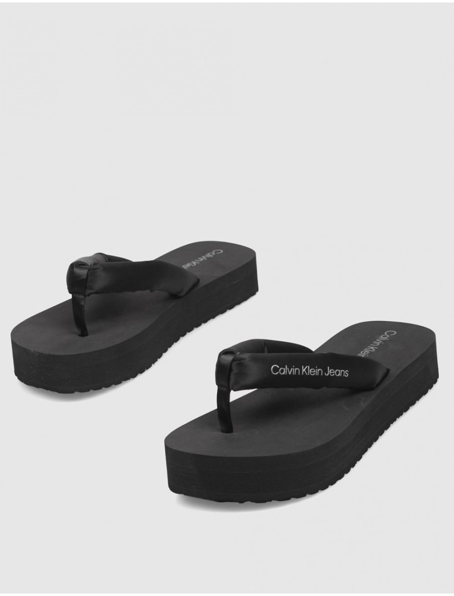 SANDALIA DE DEDO CALVIN KLEIN BEACH SANDAL FLATFORM PADDED NY NEGRO