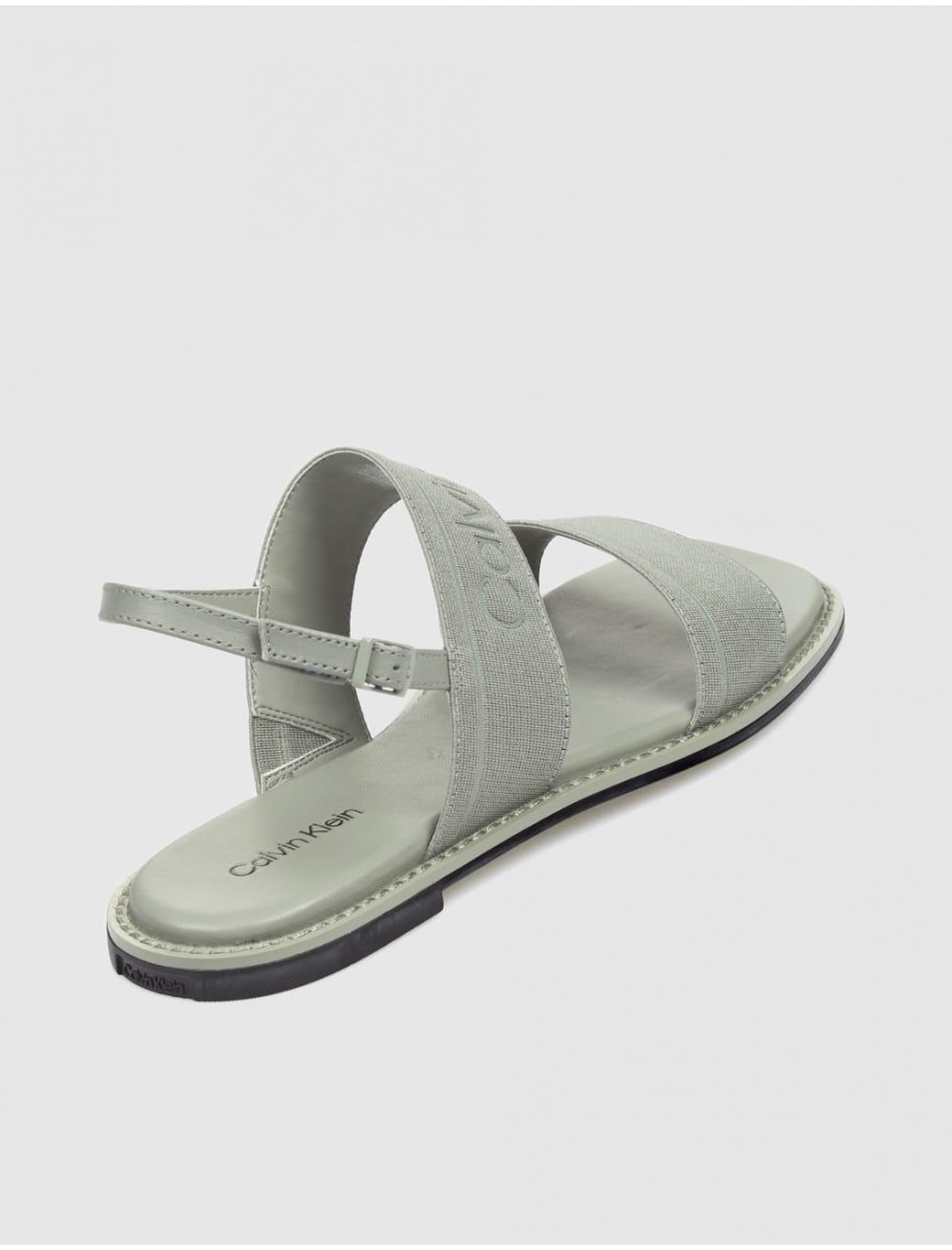 SANDALIA CALVIN KLEIN FLAT SANDAL HE GRIS