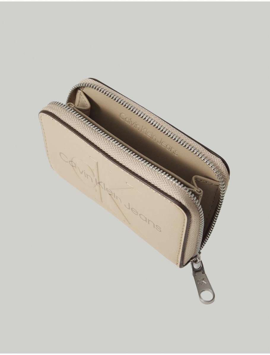 CARTERA CALVIN KLEIN SCULPTED MED ZIP AROUND BEIG