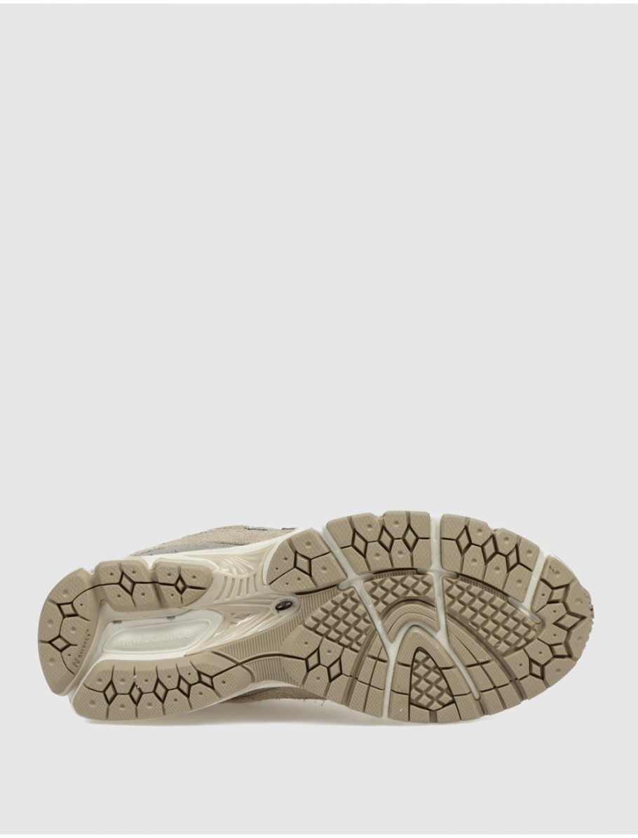 ZAPATILLA NEW BALANCE M2002R MARRoN