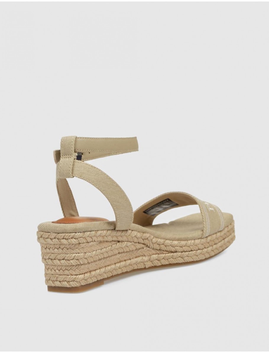 SANDALIA TOMMY HILFIGER TOMMY HILFIGER ESPAD MID WEDGE BEIG