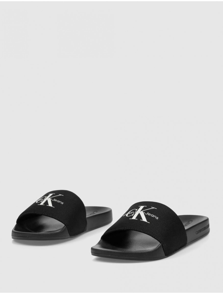 CHANCLA CALVIN KLEIN SLIDE MONOGRAM WN NEGRO
