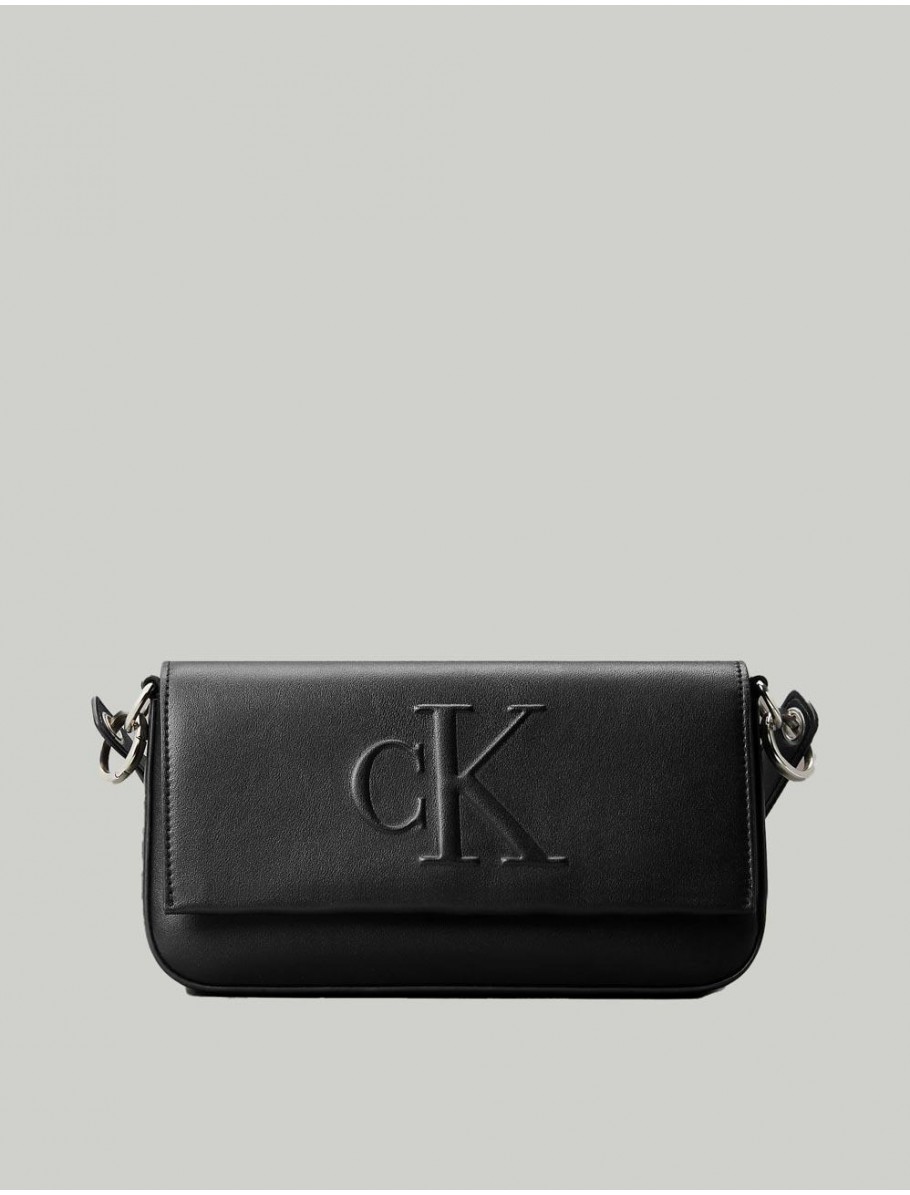 BOLSO CALVIN KLEIN SCULPTED FLAP SHOULDER POUCH NEGRO