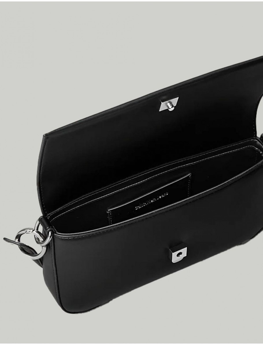 BOLSO CALVIN KLEIN SCULPTED FLAP SHOULDER POUCH NEGRO