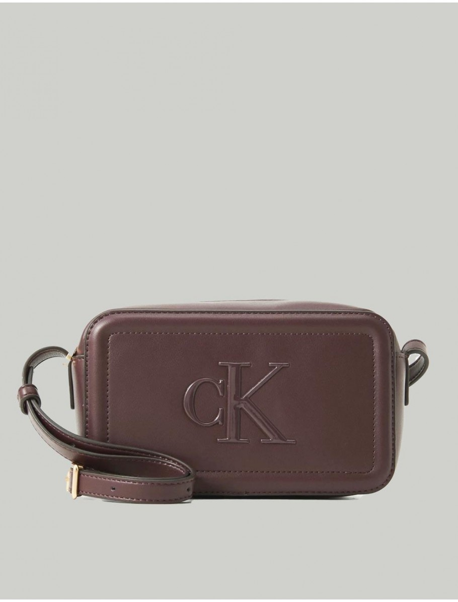BOLSO CALVIN KLEIN RAISED CK CAMERA BAG BURDEOS