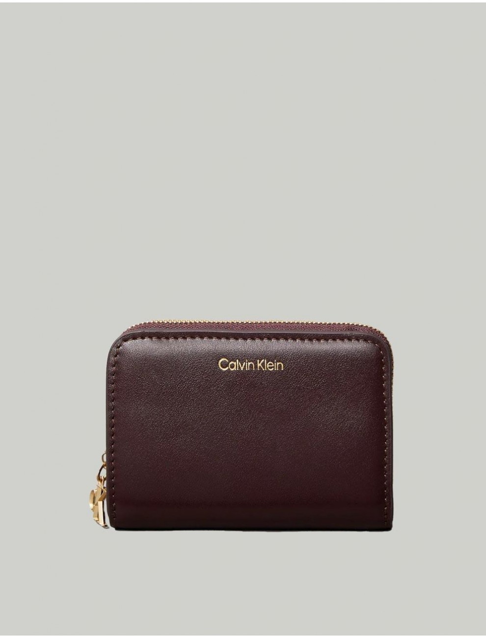 CARTERA CALVIN KLEIN CK PULLER MEDIUM FLAP ZIPAROUND BURDEOS