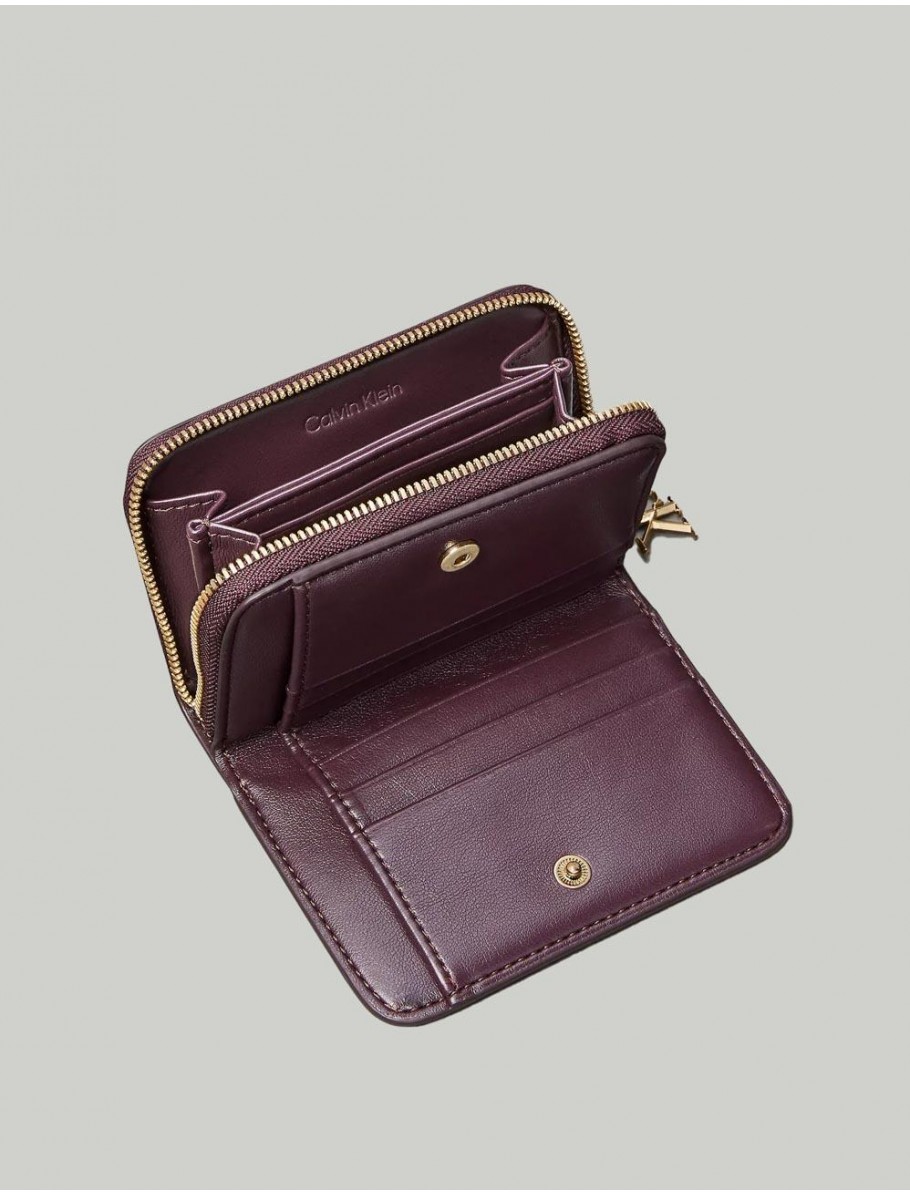 CARTERA CALVIN KLEIN CK PULLER MEDIUM FLAP ZIPAROUND BURDEOS
