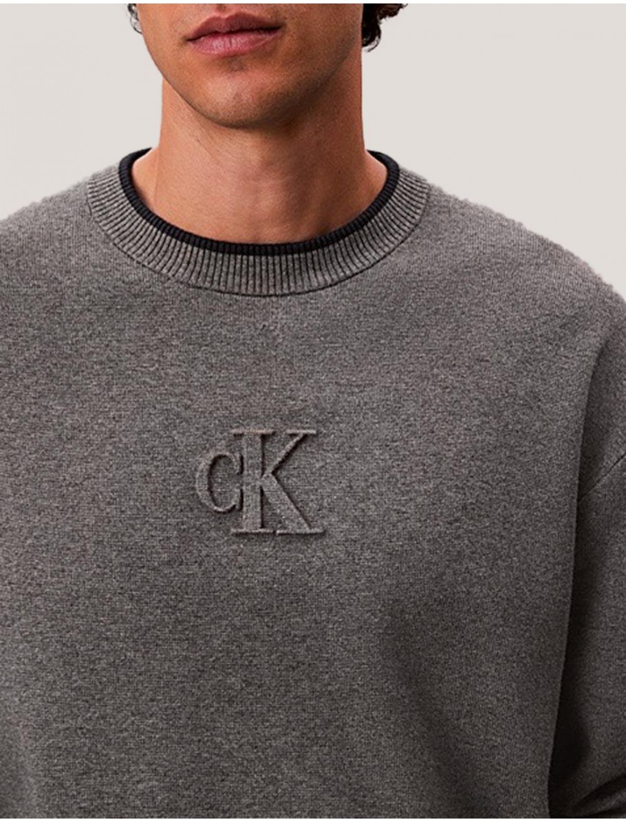 SUDADERA CALVIN KLEIN LS EMBOSSED LOGO CREWNK GRIS