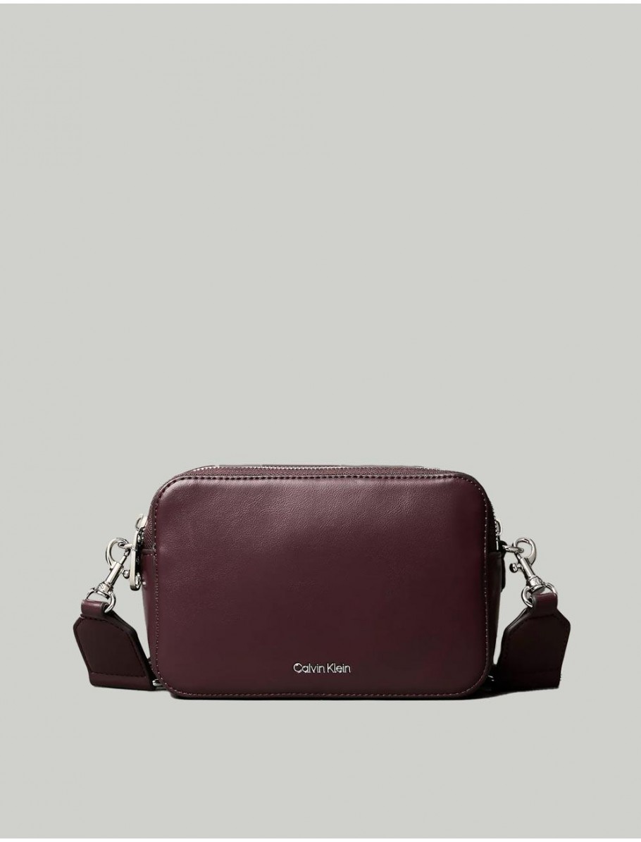 BOLSO CALVIN KLEIN WEBBING DOUBLE STRAP CAMERA BAG BURDEOS