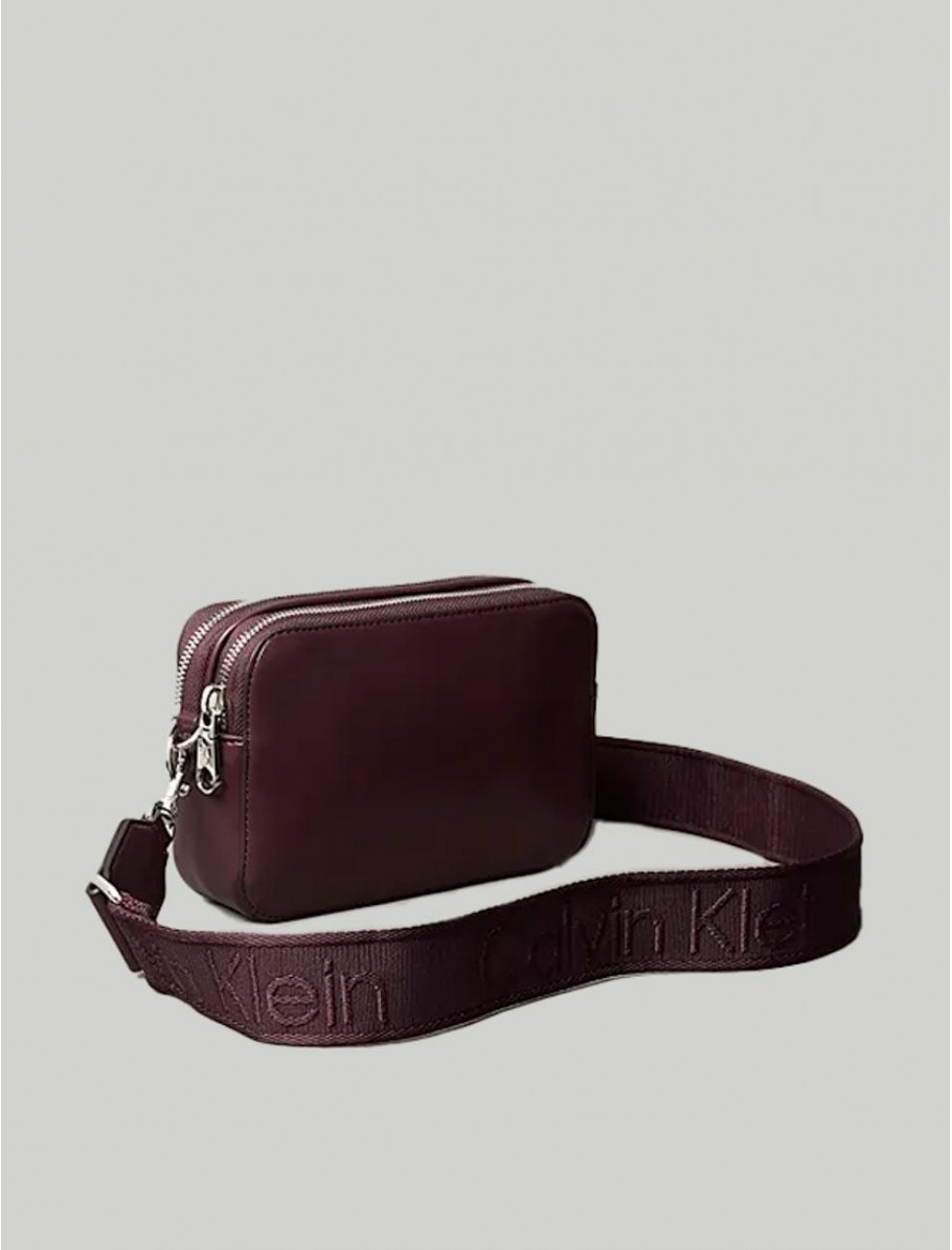 BOLSO CALVIN KLEIN WEBBING DOUBLE STRAP CAMERA BAG BURDEOS