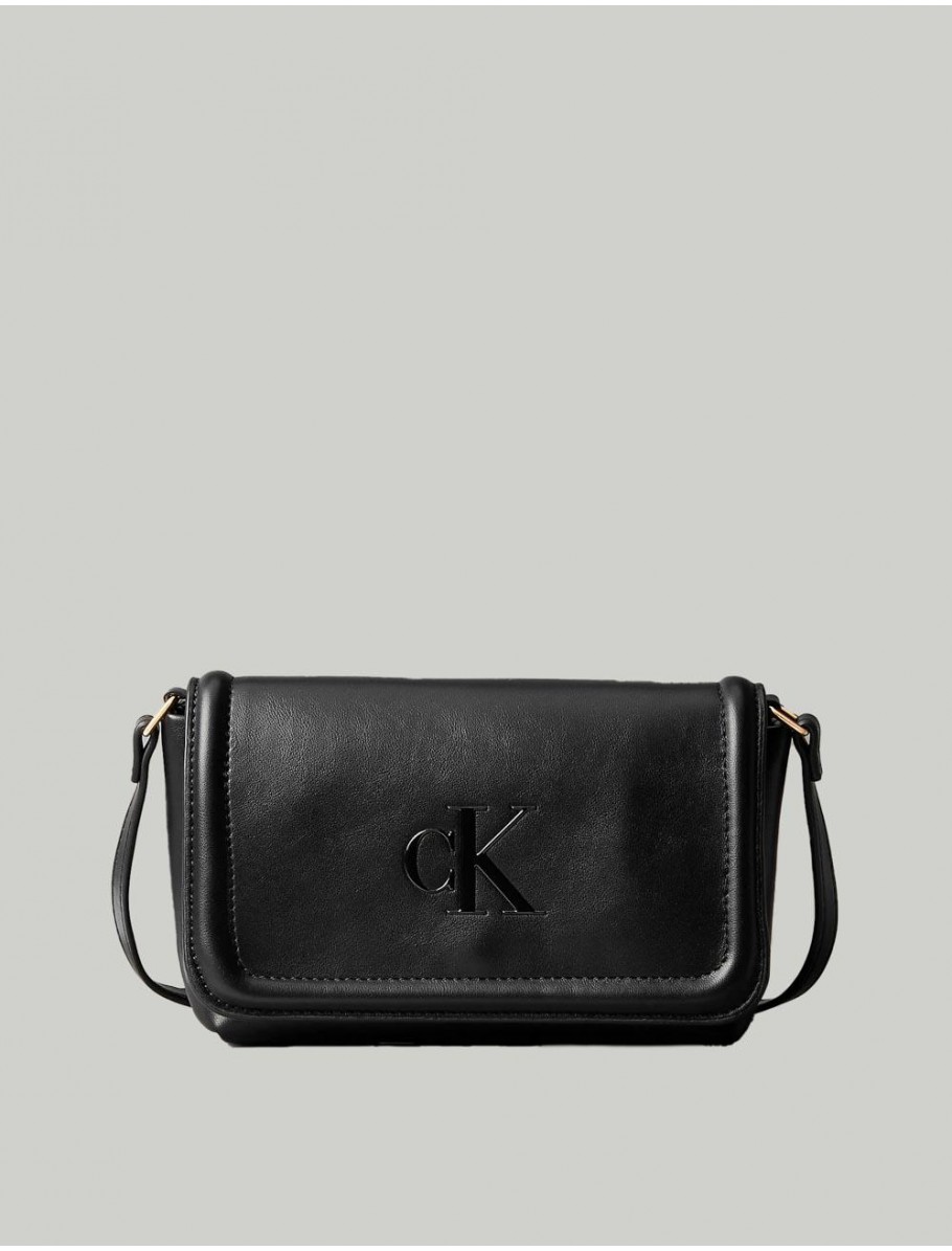 BOLSO CALVIN KLEIN BOLD CK FLAP CROSSBODY NEGRO