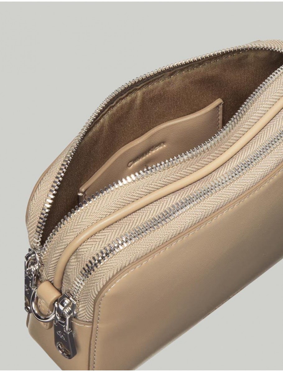BOLSO CALVIN KLEIN WEBBING DOUBLE STRAP CAMERA BAG TAUPE