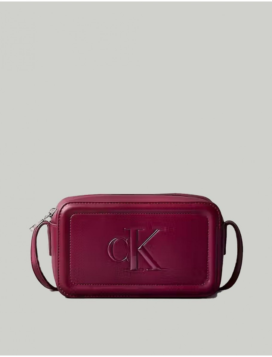 BOLSO CALVIN KLEIN BOLD CK CAMERA BAG BURDEOS