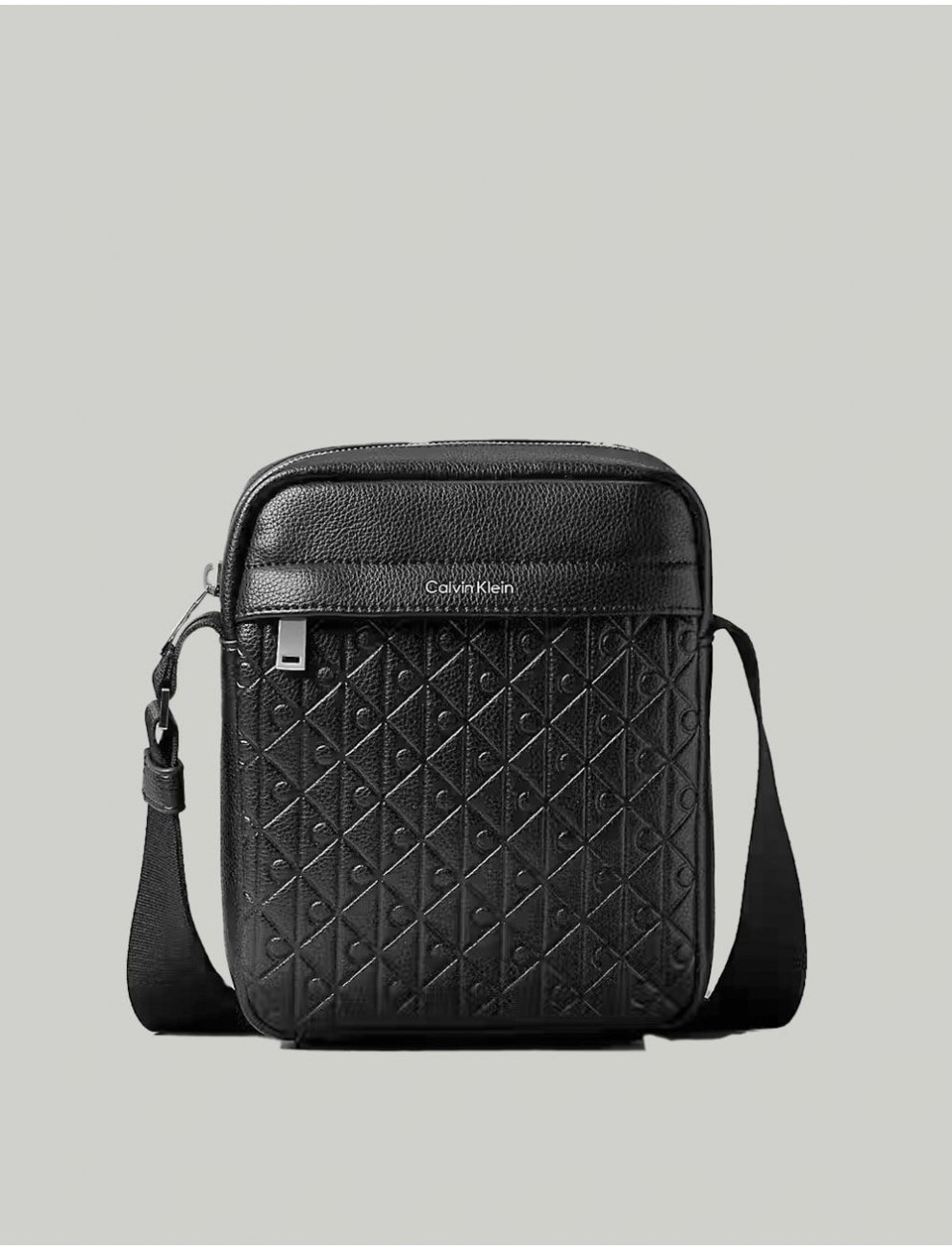 BANDOLERA CALVIN KLEIN EMBLEM AOP EMBOSS SLIM REPORTER NEGRO