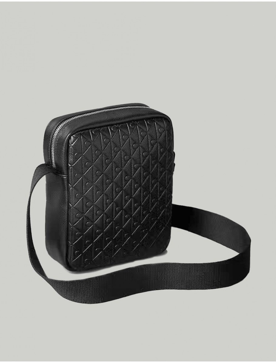BANDOLERA CALVIN KLEIN EMBLEM AOP EMBOSS SLIM REPORTER NEGRO