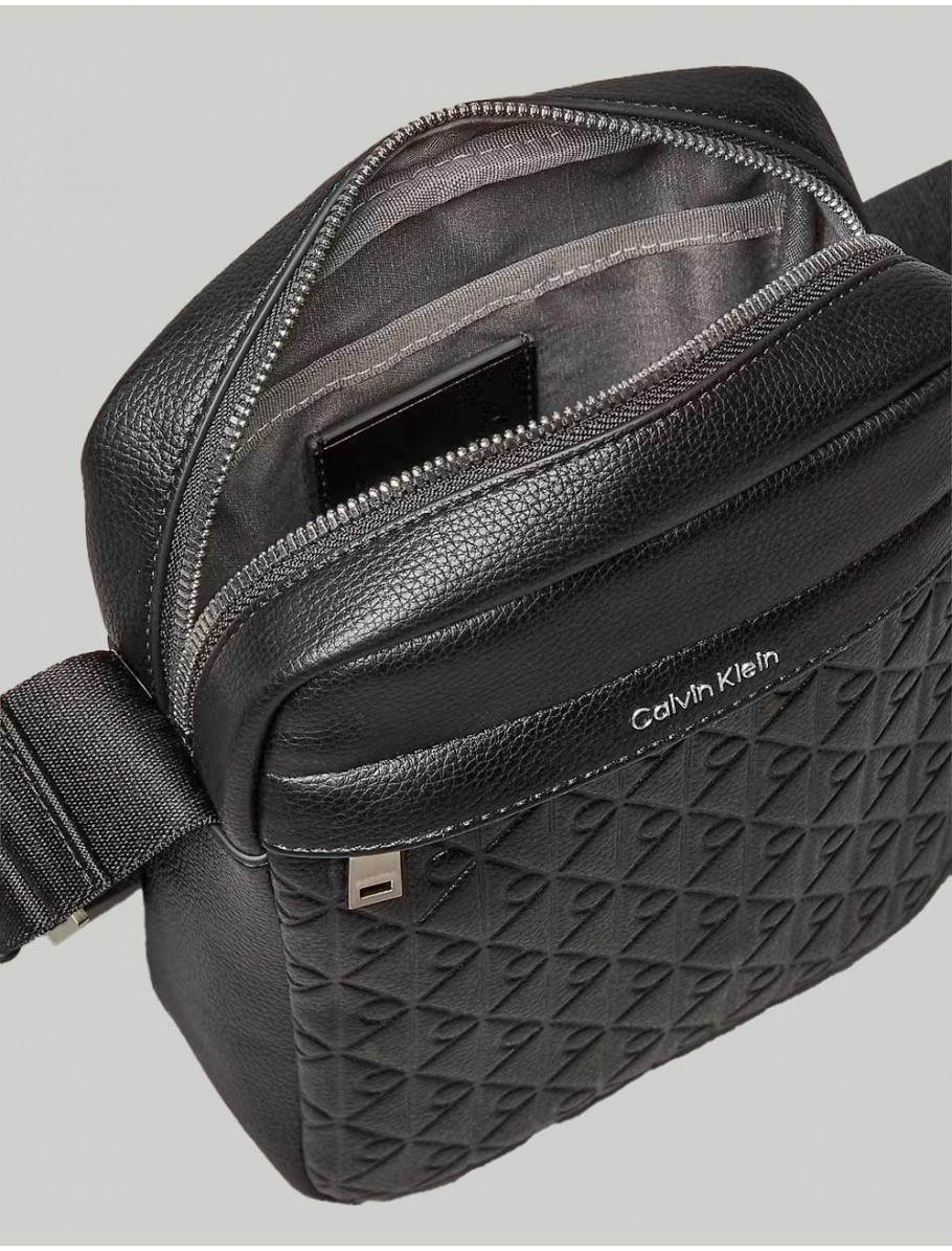 BANDOLERA CALVIN KLEIN EMBLEM AOP EMBOSS SLIM REPORTER NEGRO