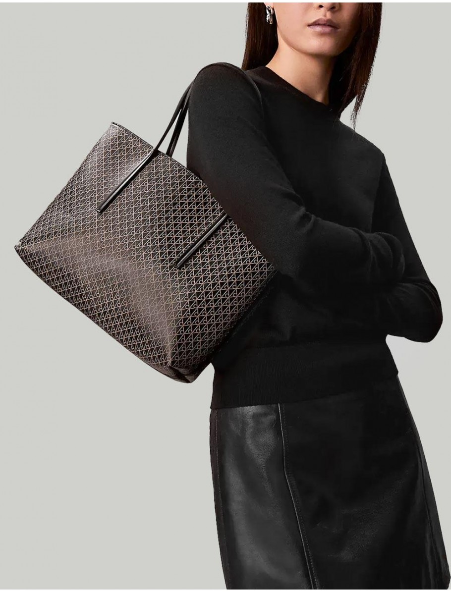 BOLSO CALVIN KLEIN EMBLEM AOP TOTE NEGRO