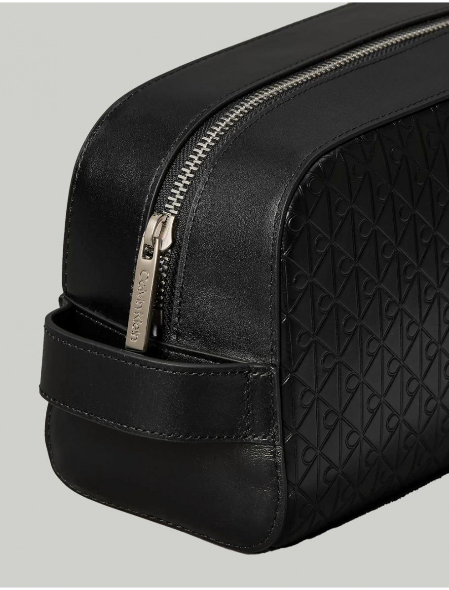 NECESER CALVIN KLEIN EMBOSSED EMBLEM WASHBAG NEGRO