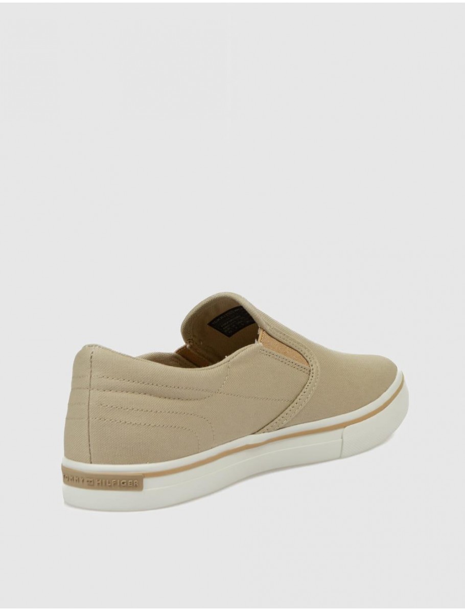 ZAPATILLA TOMMY HILFIGER VULC CORE SLIP ON BEIG