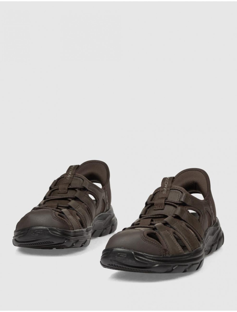 SANDALIA SKECHERS REVOLTED VARTAN MARRoN