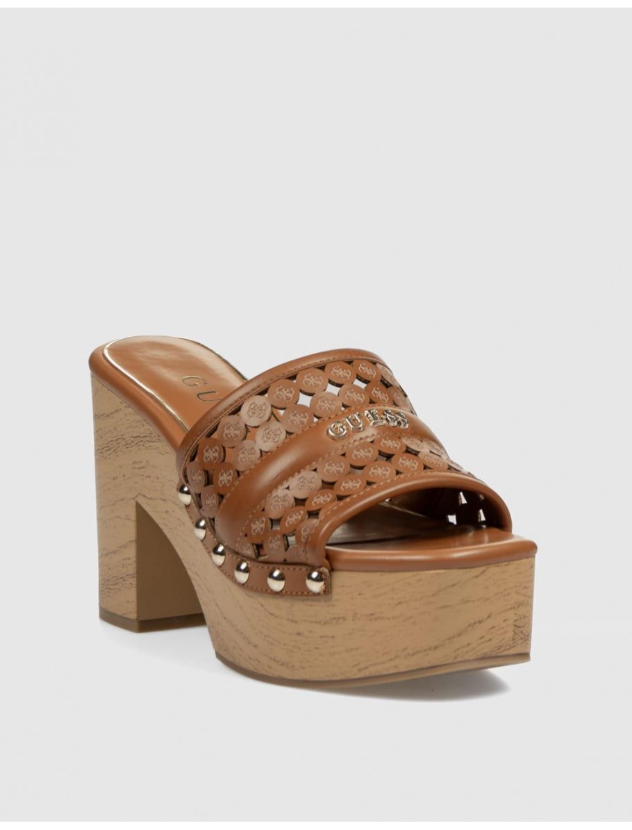 SANDALIA GUESS QUILL2 MARRoN