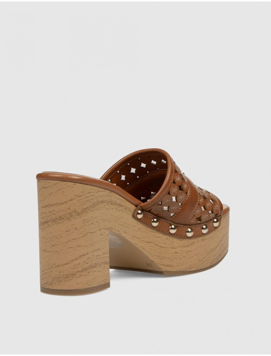 SANDALIA GUESS QUILL2 MARRoN