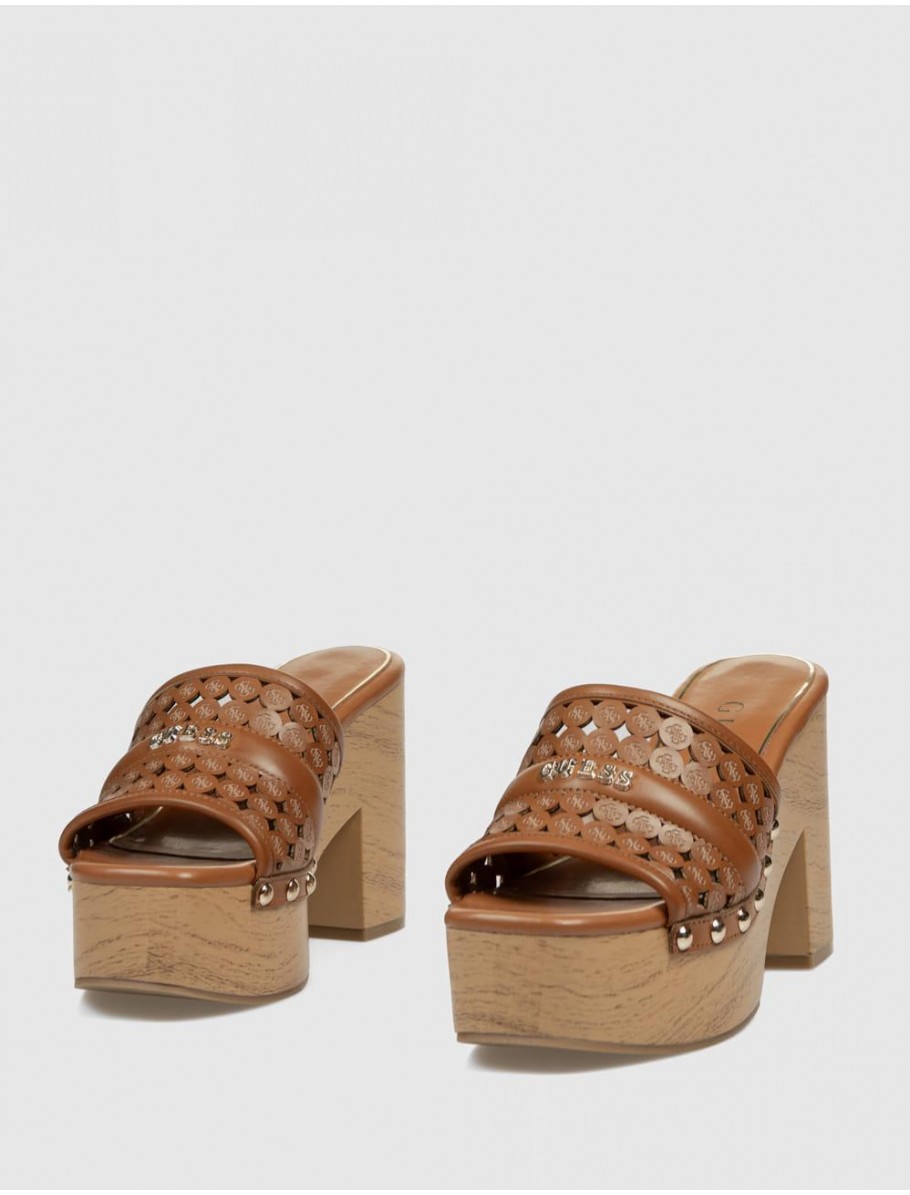 SANDALIA GUESS QUILL2 MARRoN