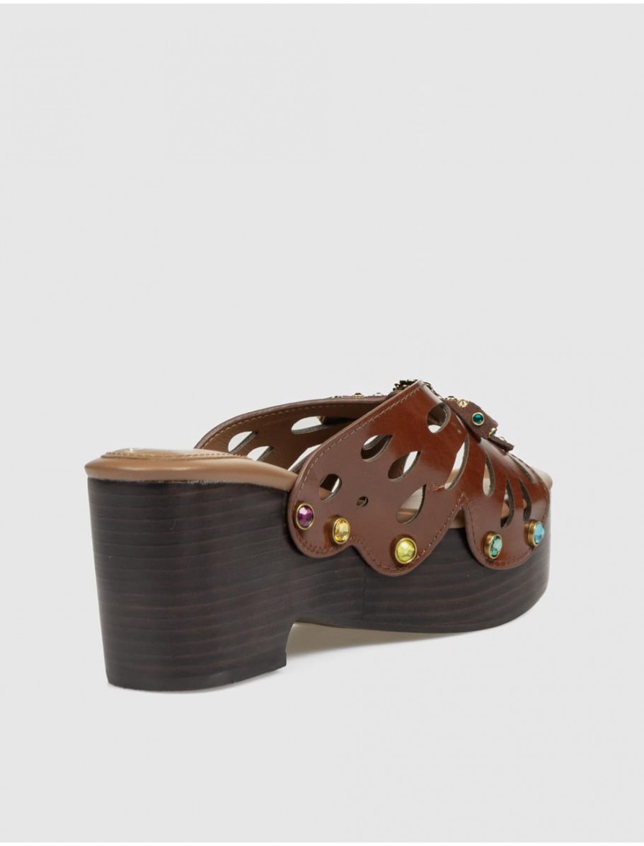 SANDALIA KURT GEIGER BUTTERFLY PLATFORM MULE MARRoN