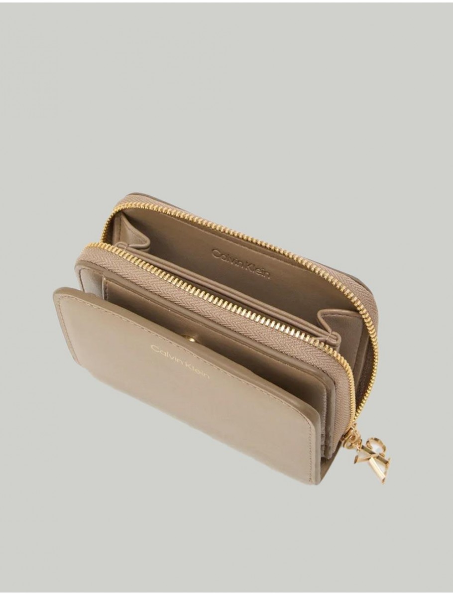 CARTERA CALVIN KLEIN CK MEDIUM FLAP ZIP AROUND TAUPE