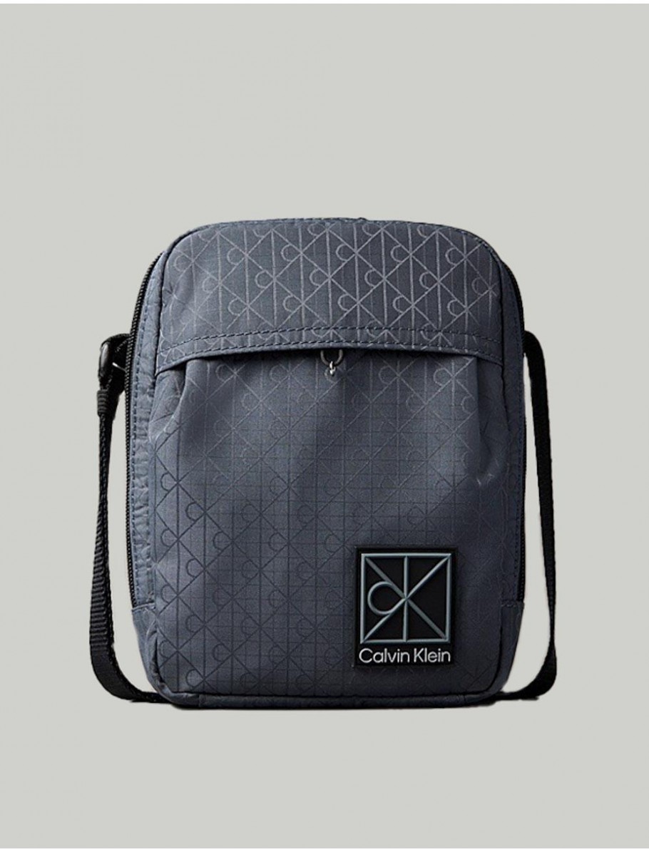 BANDOLERA CALVIN KLEIN UTILITY EMBLEM REPORTER AZUL