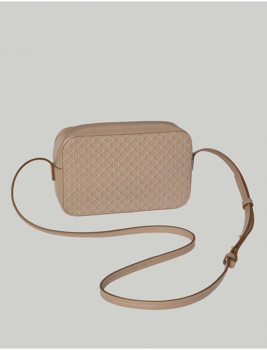 BOLSO CALVIN KLEIN EMBLEM AOP ELONGATED TAUPE
