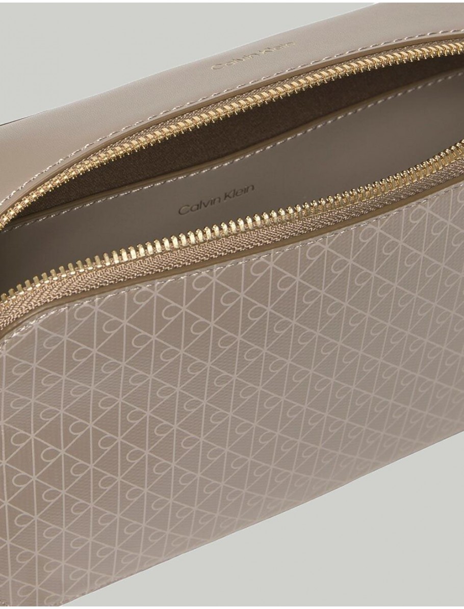 BOLSO CALVIN KLEIN EMBLEM AOP ELONGATED TAUPE