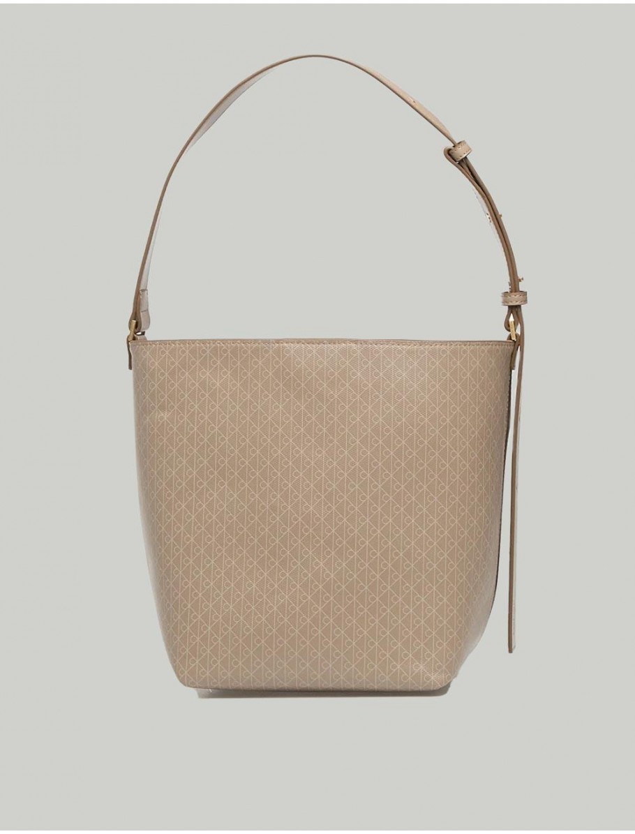 BOLSO CALVIN KLEIN EMBLEM AOP MEDIUM BUCKET TAUPE