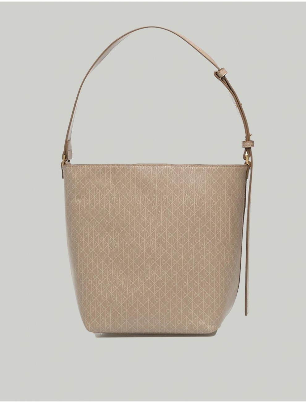 BOLSO CALVIN KLEIN EMBLEM AOP MEDIUM BUCKET TAUPE