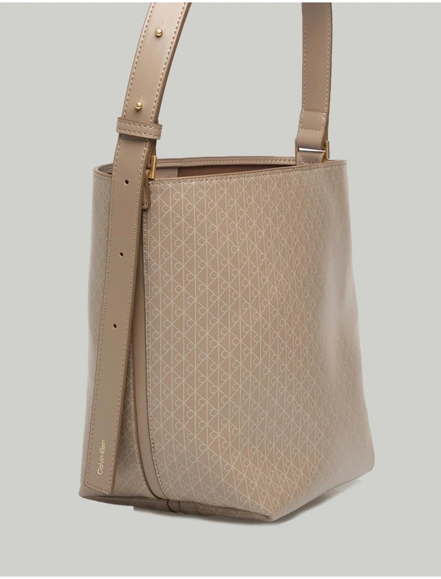 BOLSO CALVIN KLEIN EMBLEM AOP MEDIUM BUCKET TAUPE