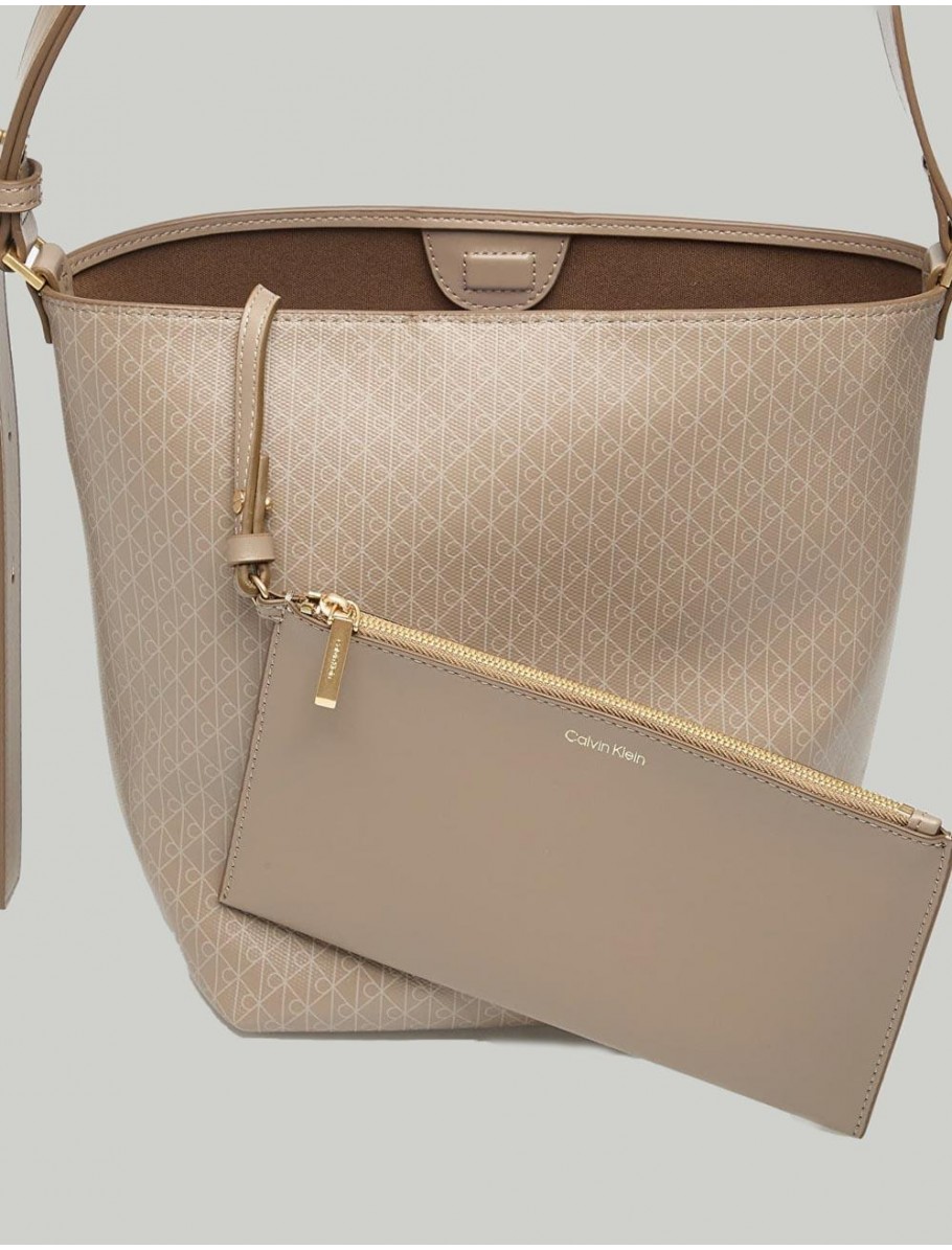 BOLSO CALVIN KLEIN EMBLEM AOP MEDIUM BUCKET TAUPE