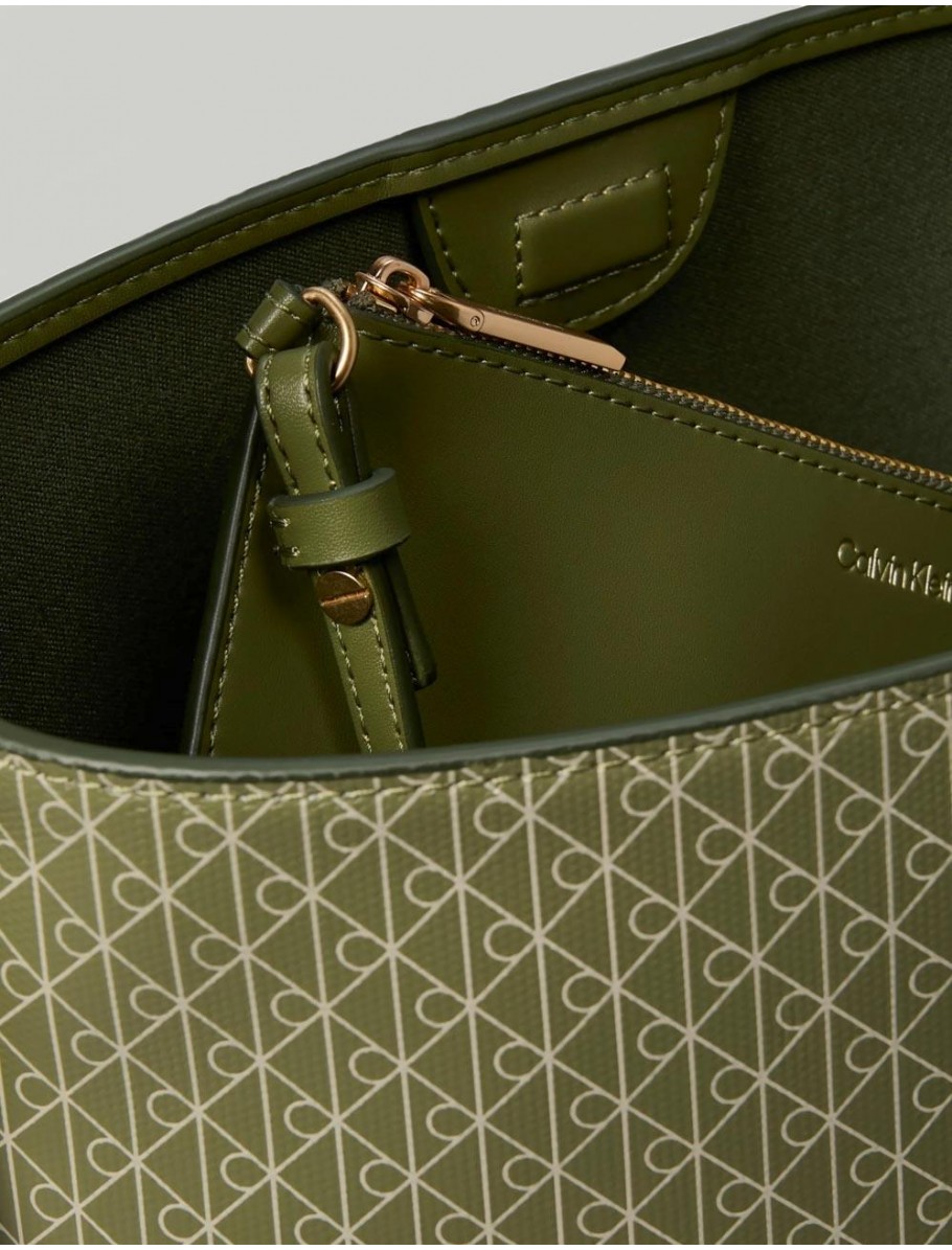 BOLSO CALVIN KLEIN EMBLEM AOP MEDIUM BUCKET VERDE