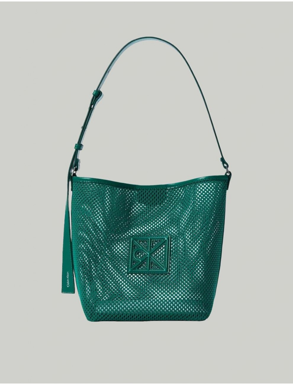 BOLSO CALVIN KLEIN EMBLEM MESH BUCKET VERDE